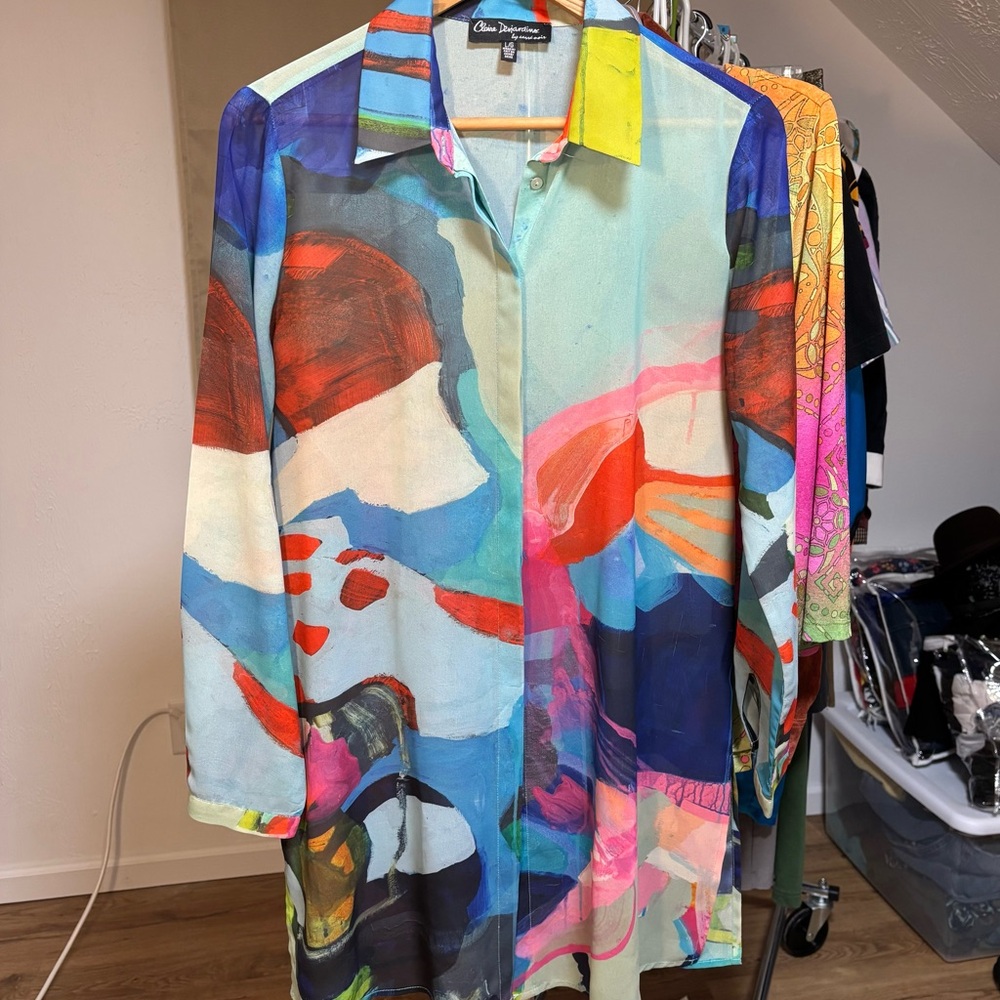 Lightweight tunic length abstract button down top size large